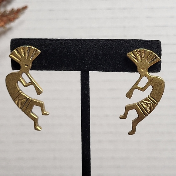 Vintage Brass Tone Metal Kokopelli Pierced Earrings - Picture 5 of 12